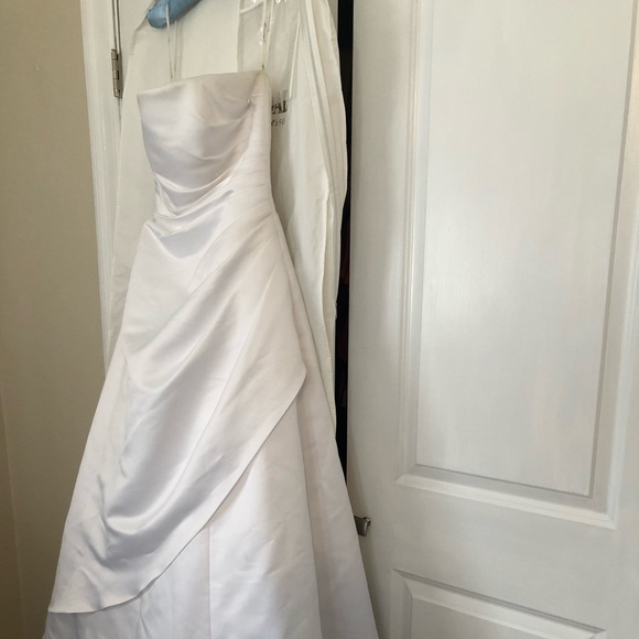 Wedding dress - Picture 1 of 7
